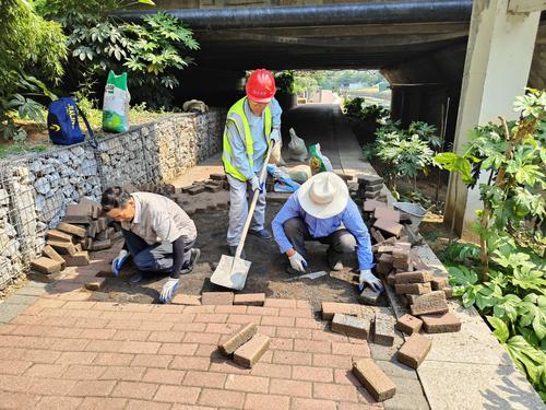 荊門(mén)市城區(qū)河道管理處開(kāi)展板磚整平維修工作